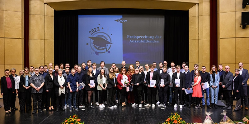 Mit einem Festakt im Kulturhaus Böhlen wurden am 31.01.2023 insgesamt 41 Azubis der Dow Olefinverbund GmbH freigesprochen und zwei duale Studierende geehrt.