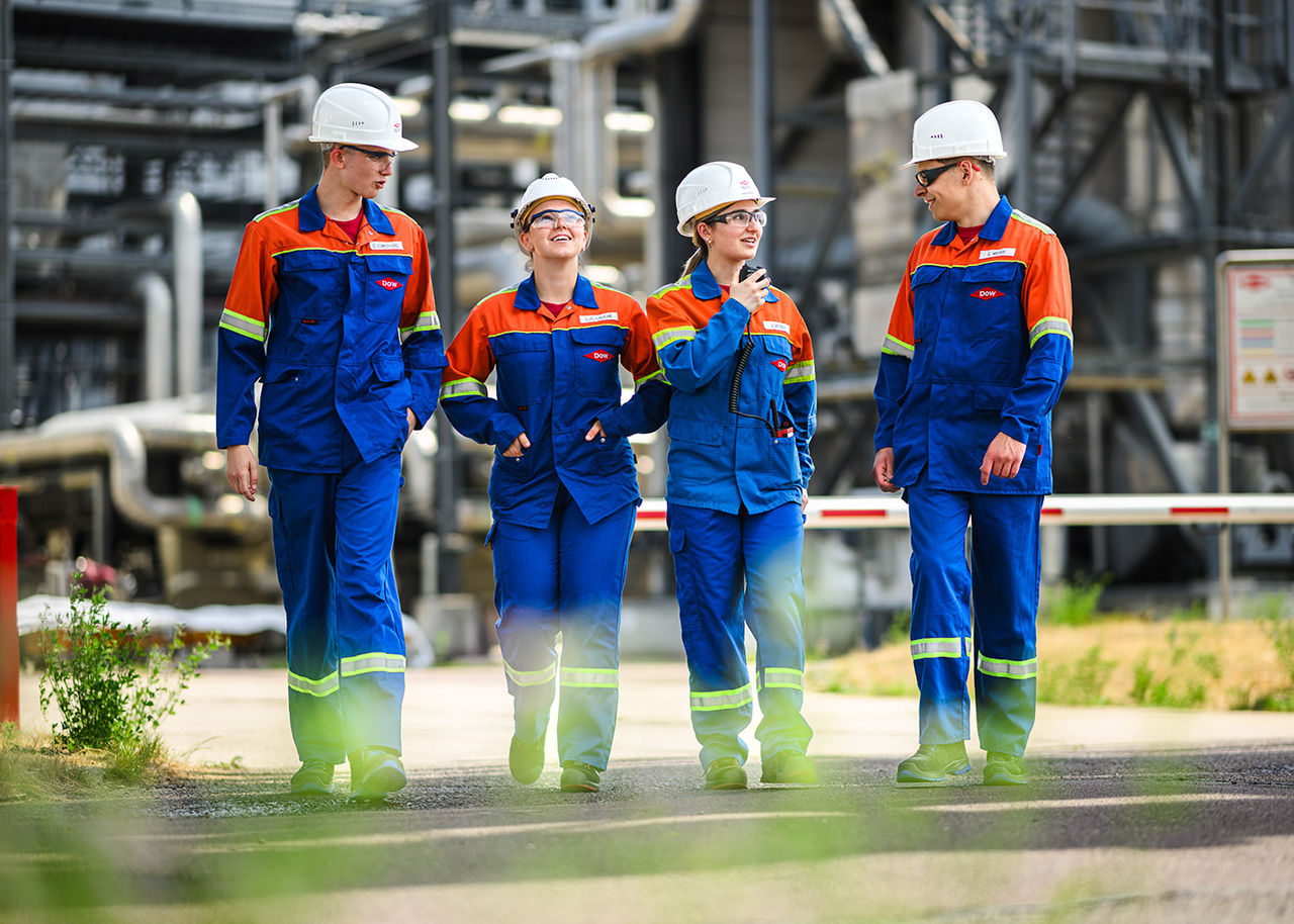 Ausbildung banner image, people at factory