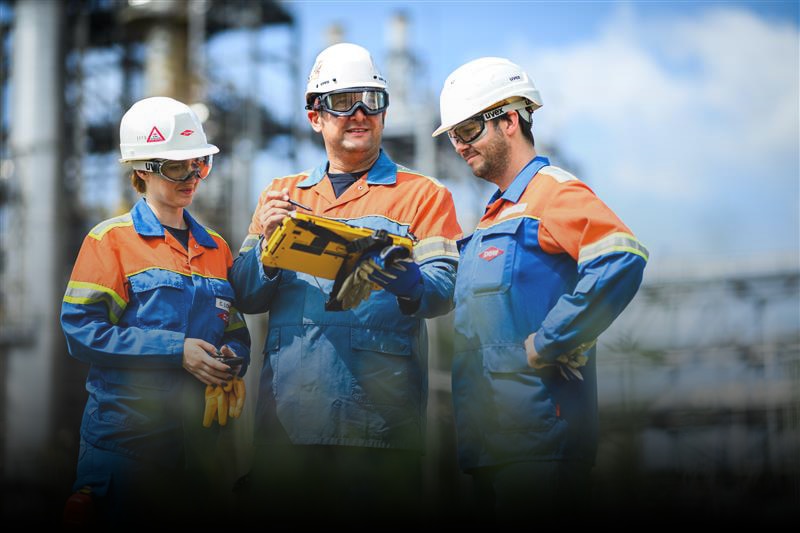 Ausbildung banner image, people at factory